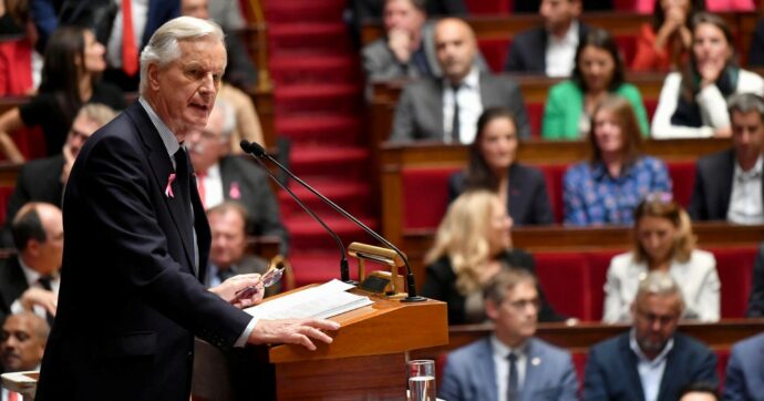 Francia, una finanziaria di lacrime e sangue con tagli a spesa pubblica, sanità e Welfare