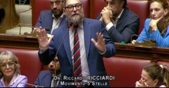 Copertina di Ricciardi (M5s) in Aula: “Sanzioni per Tel Aviv come a Mosca. Israele è una democrazia? Anche chi ha fatto l’olocausto lo era”. Poi spiega meglio