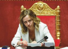 Copertina di Consulta, Meloni in chat FdI: “Mollerò per pochi infami”