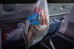 Copertina di “Basta pollo e pizze calde nei menù dei voli voli transatlantici. Solo piatti freddi, bisogna risparmiare”: la drastica decisione di una compagnia aerea