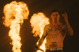 Copertina di Achille Lauro come il diavolo e l’acqua santa per i 10 anni di carriera al Forum. E annuncia il nuovo album nel 2025 (dopo la partecipazione a Sanremo?)