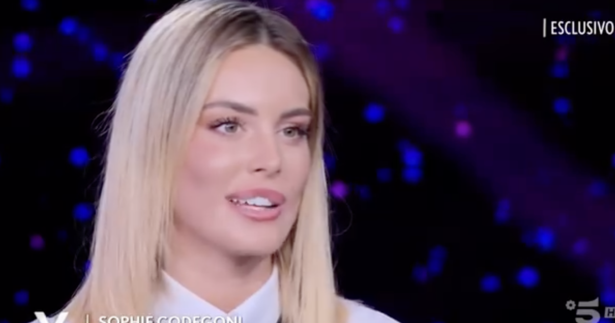 “Con la chirurgia estetica ho perso il controllo, a 15 anni vuoi sempre di più. Le prime punturine alle labbra le ho fatte da piccola”: Sophie Codegoni a Verissimo