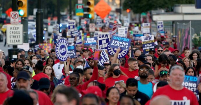 Negli Usa scioperano: Stellantis fa causa a sindacato