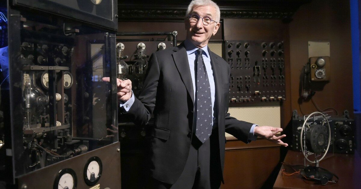 “Non ti ipnotizza, stimola la fantasia, è il teatro della mente”: la radio italiana compie cent’anni. Altro che tv e web: ecco perché resta immortale