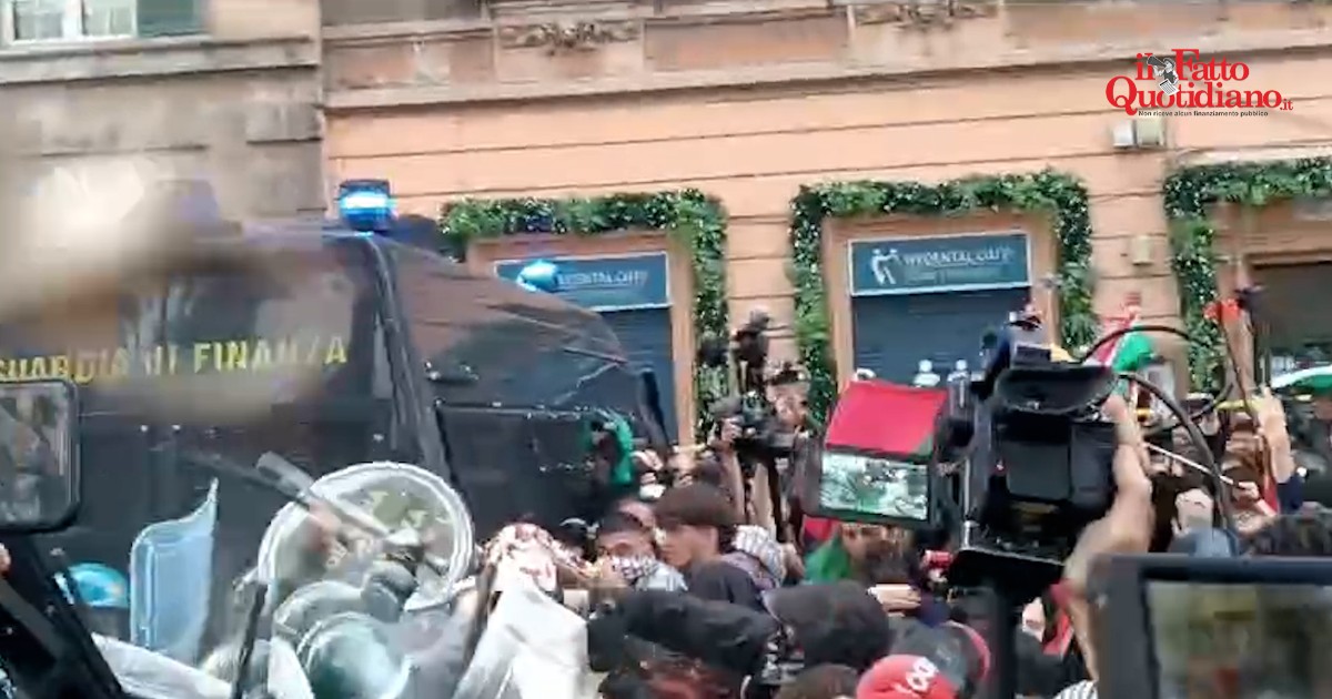 Scontri a Roma al corteo pro Palestina, i manifestanti provano ad avanzare: tensioni con le forze dell’ordine – Le prime immagini