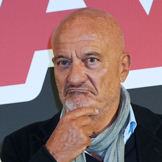 Claudio Bisio: “La mia educazione sessuale? Mio padre mi parlò di pedofilia e disse ‘occhio, eh’. Nel cassetto ho una raccolta di racconti di cibo e sesso”