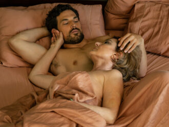 Copertina di Monica Guerritore: “Una donna che sta con un uomo più giovane viene ancora considerata scabrosa solo perché non bara. Dopo i 60 anni la vita non è finita”