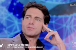 Copertina di “Mia madre era malata, stava per morire e con una lettera mi ha detto che il mio vero padre era un altro”: Giampaolo Morelli scioccato a Verissimo