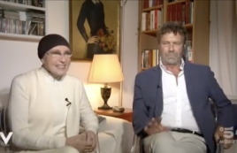 Copertina di “Continuo con la fortissima chemioterapia. Tradizionale, ma nuova e molto pesante. Tengo duro”: Eleonora Giorgi a Verissimo aggiorna sul suo tumore