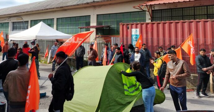 Copertina di Schiavi della moda: a Prato primo sciopero. Costretti al lavoro 12 ore sette giorni su sette