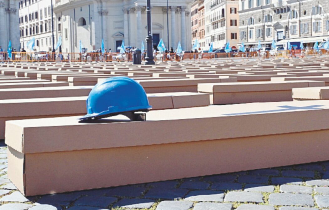 Schiacciato da un macchinario, operaio 44enne muore sul lavoro nel Bresciano