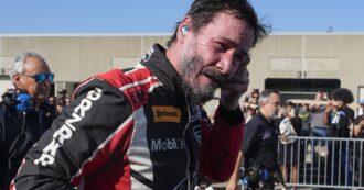 Copertina di Keanu Reeves sbanda e finisce fuori pista: ecco com’è stato il debutto dell’attore sulle auto da corsa