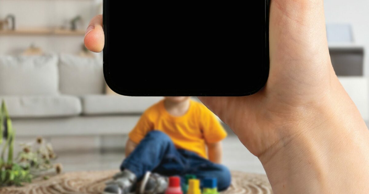 Sharenting, la rivolta dei figli: “Mamma, toglimi dai tuoi social!”