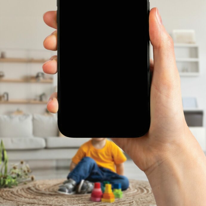 Sharenting, la rivolta dei figli: “Mamma, toglimi dai tuoi social!”