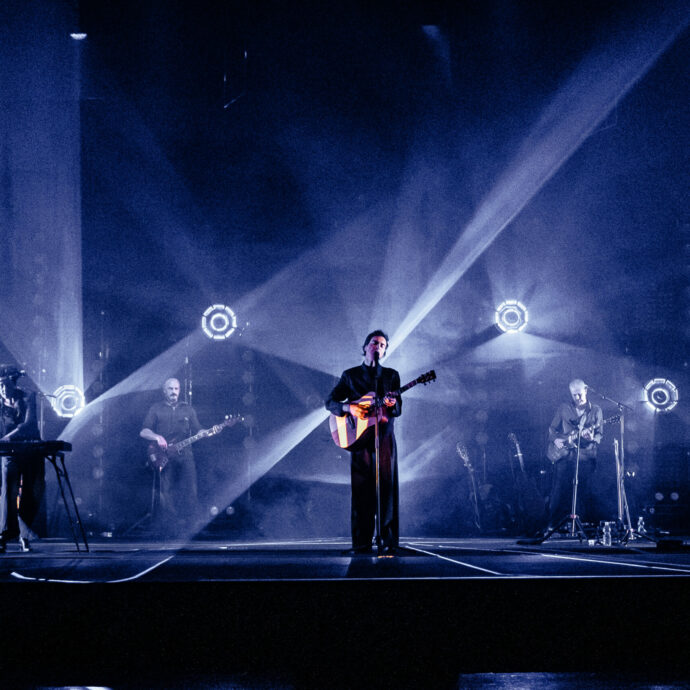 “Lo so che questa è solo una canzone davanti a un grande muro di dolore”: Diodato fa la rivoluzione mescolando arte e musica a teatro – La recensione