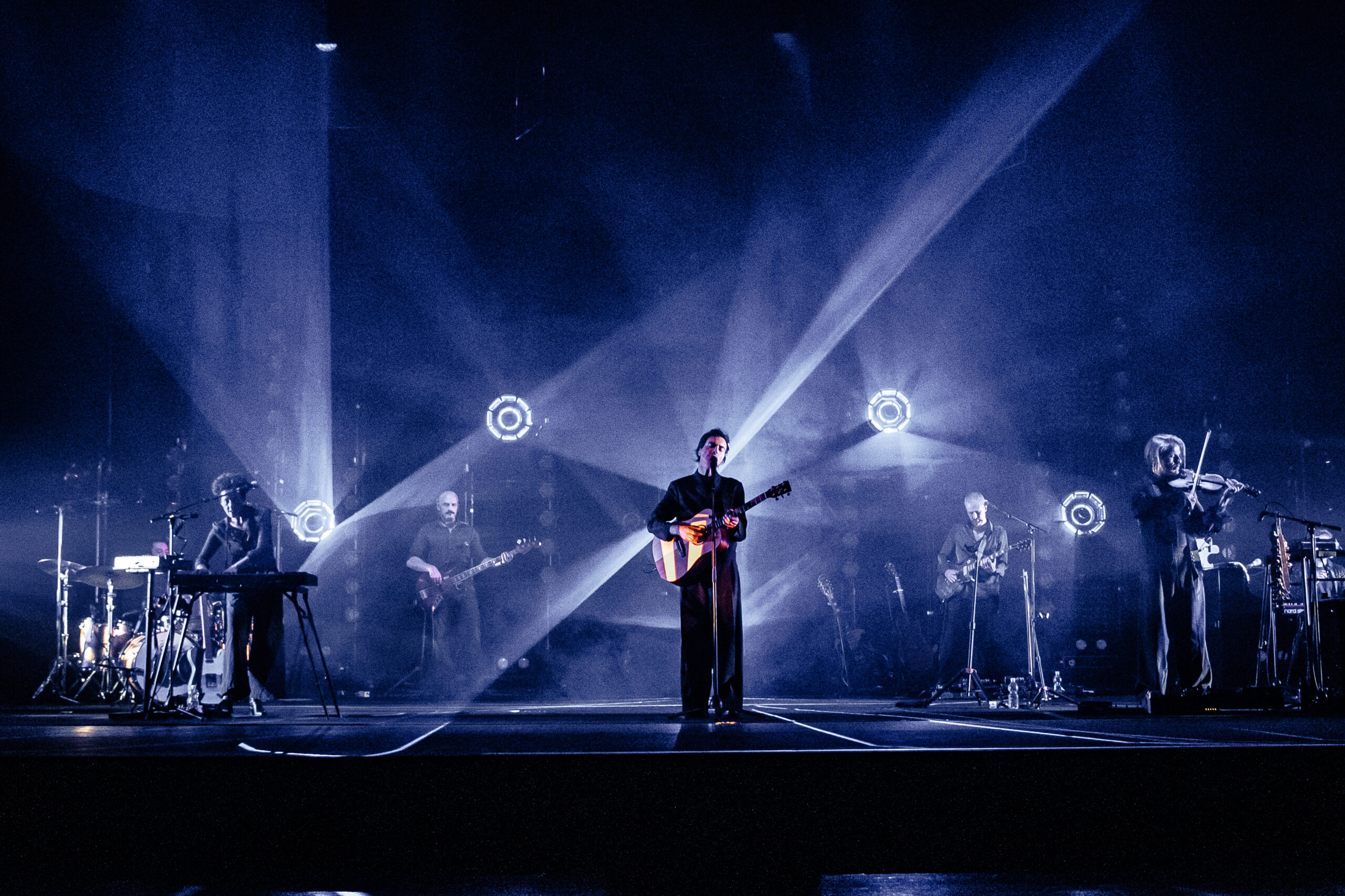 “Lo so che questa è solo una canzone davanti a un grande muro di dolore”: Diodato fa la rivoluzione mescolando arte e musica a teatro – La recensione