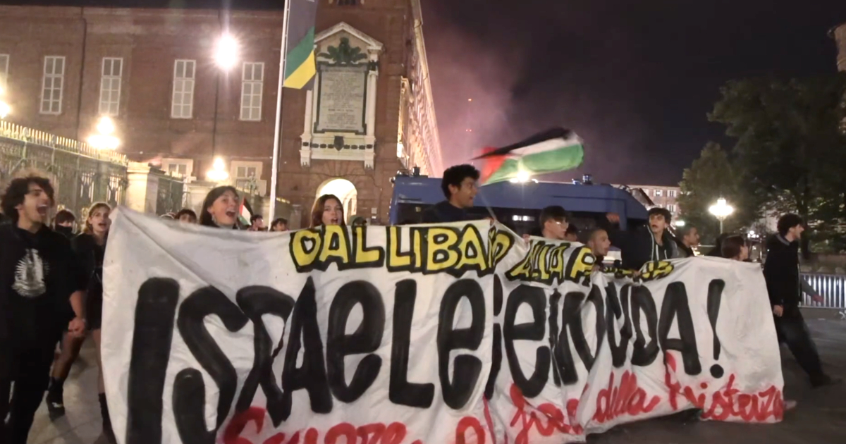 Torino, manifestanti pro Palestina in piazza nonostante il divieto della Questura: cori e striscioni anche contro Meloni