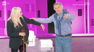 Copertina di “Soffro perché a quasi 70 anni, quando incontro qualche mio collega giovane, non ricambiano il mio saluto”: Luca Barbareschi commosso a Domenica In