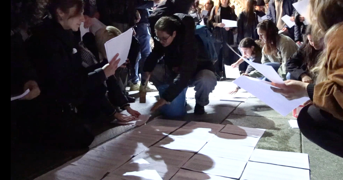 Fiaccolata pro Palestina a Torino, i nomi delle vittime provocate da Israele sui fogli affissi in piazza Castello – Video