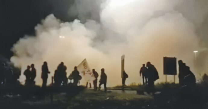 No Tav, sgomberato presidio dopo una notte di scontri: terreno è di proprietà dei cittadini