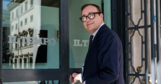 Copertina di “Servi del potere morirete”: lettera di minacce al Tempo. Da Meloni a La Russa e Fontana: solidarietà dalla politica