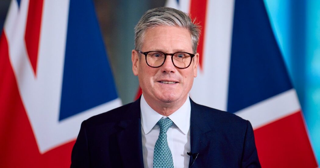 https://st.ilfattoquotidiano.it/wp-content/uploads/2024/10/07/starmer-1050x551.jpg