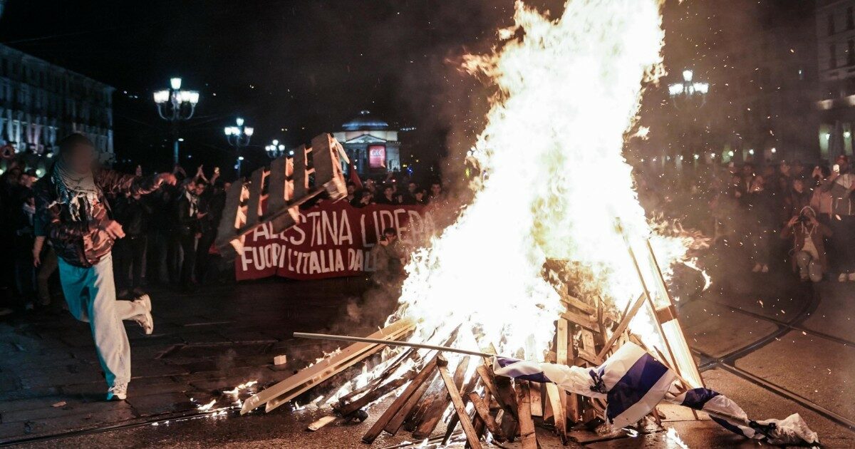 Corteo pro Palestina a Torino – Bandiere di Israele bruciate, due agenti feriti e operatore colpito a un occhio da un uovo