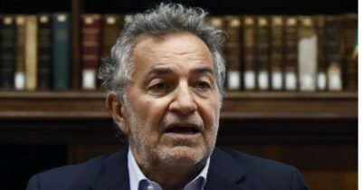 Copertina di Valsecchi diffida Pablo Trincia e Sky: “Rigopiano? Mi ha sottratto il progetto”. La replica del giornalista: “Ho agito con trasparenza, sono materiali originali”