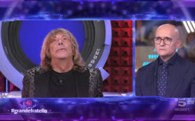 Copertina di Enzo Paolo Turchi choc al Grande Fratello: “Carmen Russo? Non mi sento accettato, cambio casa”.  Signorini: “Ti tradisce?”
