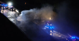 Copertina di Genova, grave incidente sulla A26: due tir si scontrano e prendono fuoco. Autostrada chiusa e traffico bloccato