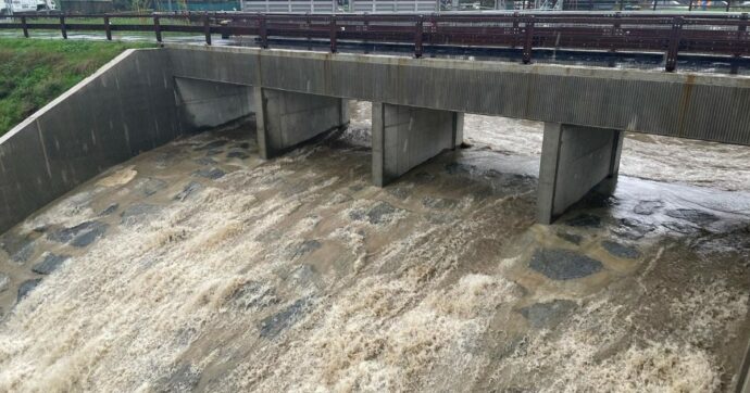 A Milano caduti 60 millimetri di pioggia in poche ore: esonda il Lambro, aperta la vasca del Seveso. Allerta arancione fino a mezzanotte