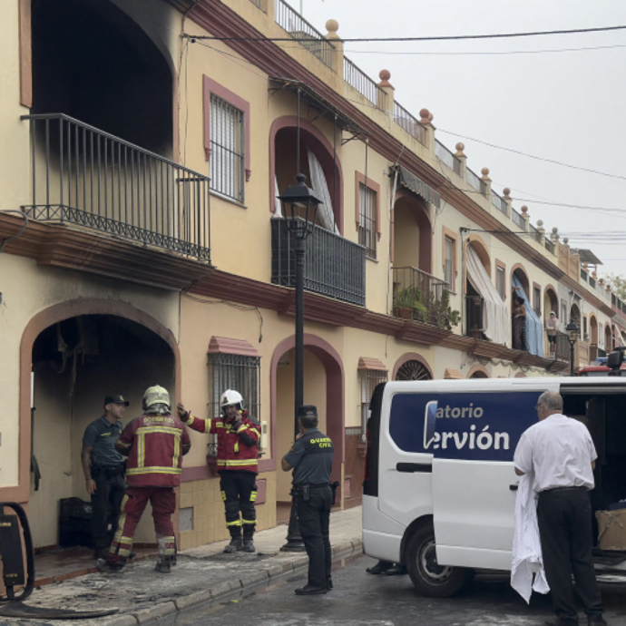 Famiglia uccisa dall’esplosione della batteria di un telefonino: il rogo è divampato nella casa a due piani