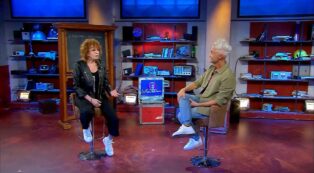 Copertina di “A scuola spesso i prof mi cacciavano dall’aula anche solo per una battuta. Non sono stata una studentessa modello”: la confessione di Fiorella Mannoia