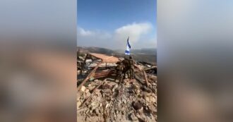 Copertina di Libano, soldati israeliani issano una bandiera in un villaggio del sud: il video