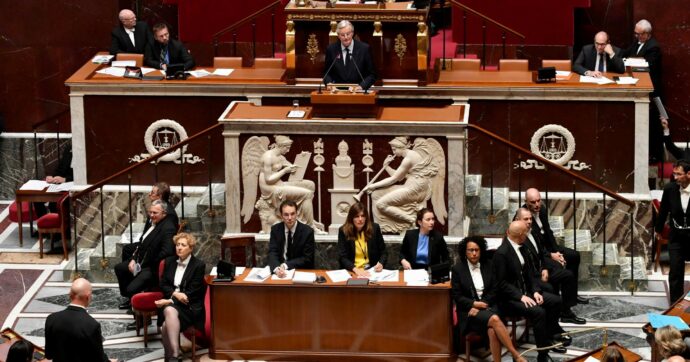 Francia, da Le Pen “appoggio esterno” al governo macronista: sfiducia bocciata