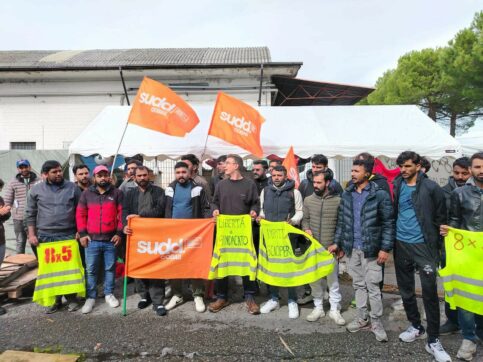 Prato, presidio Cobas aggredito a sprangate