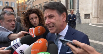 Copertina di Conte replica a Meloni: “Ha detto che non alza le tasse? Ha una bella faccia tosta”. Ed elenca tagli e aumenti di Iva e accise