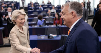 Copertina di Orban-Von der Leyen, lite al Parlamento Ue. “Ammettete che in Ucraina stiamo perdendo”. Ursula: “Ungheria apre porte a russi e cinesi”