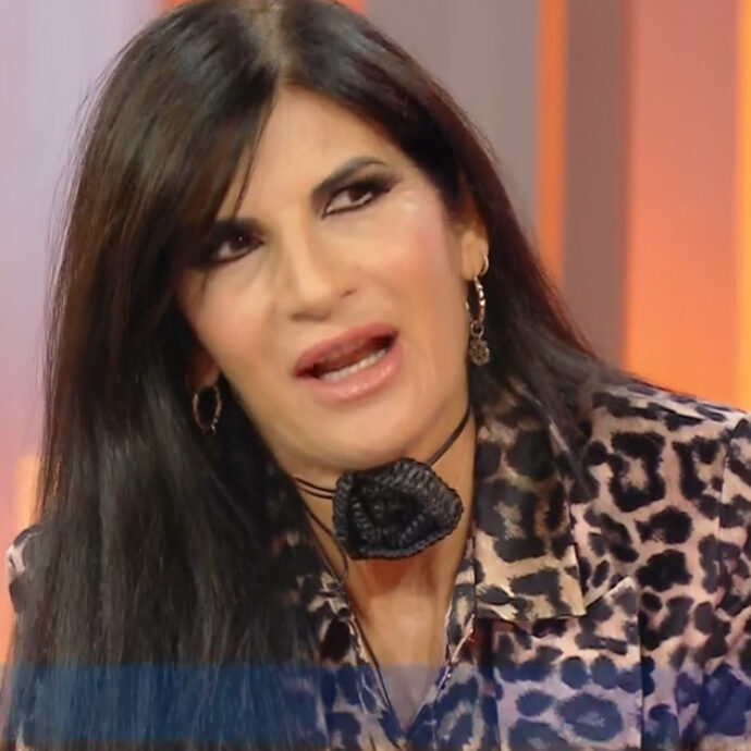 “Potevo non essere qui”. Pamela Prati torna a parlare di Mark Caltagirone, poi rivela: “Il bacio più bello l’ho ricevuto da Robert De Niro”