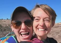 Copertina di “Pochi giorni prima del matrimonio col mio ragazzo sono andata a letto con la damigella d’onore e ho capito di amarla. Ho sposato lei e ora vogliamo dei figli”: la storia di Kayla Doody