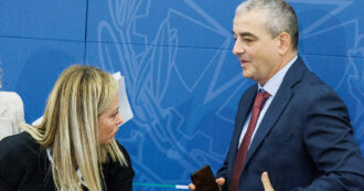 Copertina di Consulta, sui tempi lite Fazzolari-Mantovano. Lega e FI contro Meloni