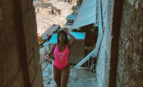 Copertina di “Mi sono portata il pasto a base di uova in aereo perché devo mantenere la mia linea ma l’assistente di volo mi ha minacciato di buttarlo. Ecco il motivo”: la storia di Venusa Freitas