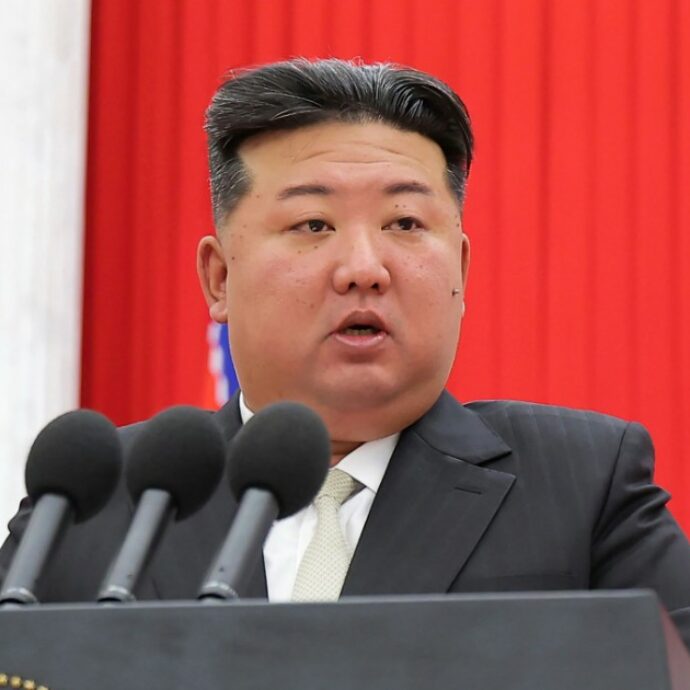 Carne di cane contro il caldo estremo in Corea del Nord: la scelta sostenuta da Kim Jong-un scatena nuove polemiche
