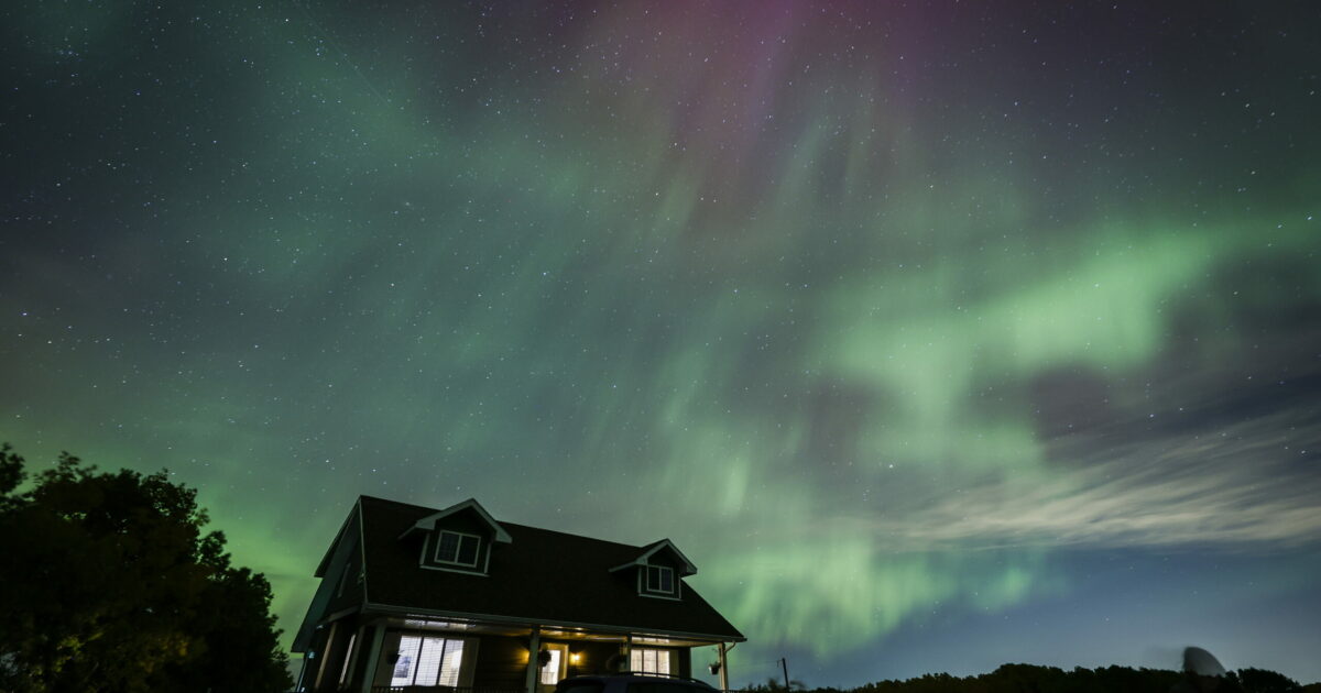“E’ in corso una tempesta solare cannibale”: si rischiano blackout e problemi alle comunicazioni ma l’aurora boreale è visibile dall’Italia