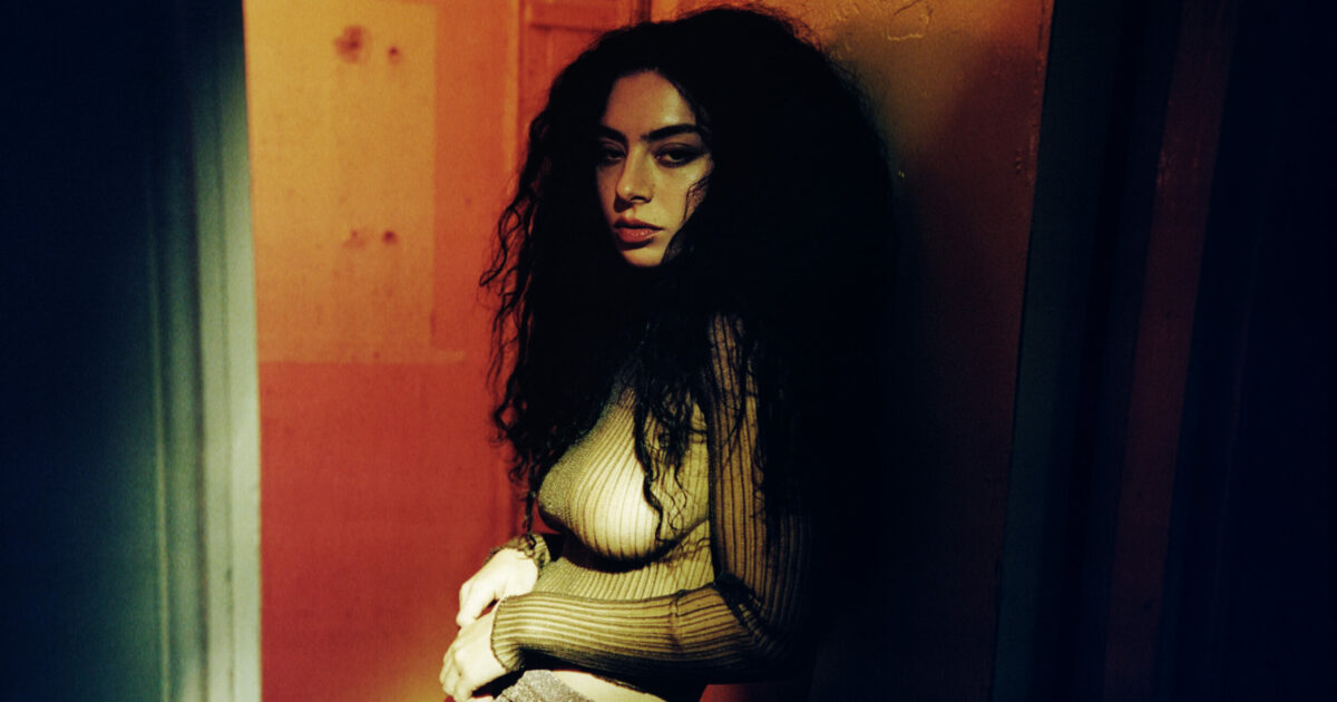 “Mi hanno detto ‘hai avuto l’idea più stupida di sempre’, ma volevo risparmiare sulla copertina perché temevo il flop”: Charli XCX e il retroscena sulla Brat Era