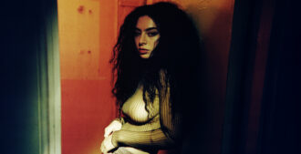 Copertina di “Mi hanno detto ‘hai avuto l’idea più stupida di sempre’, ma volevo risparmiare sulla copertina perché temevo il flop”: Charli XCX e il retroscena sulla Brat Era