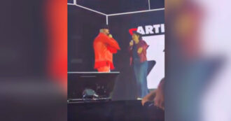 Copertina di Schlein a sorpresa sul palco del Forum di Assago: canta con J-Ax la canzone “Così com’è”