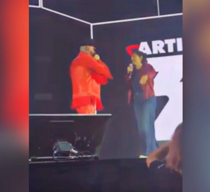 Schlein a sorpresa sul palco del Forum di Assago: canta con J-Ax la canzone “Così com’è”