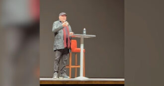 Copertina di Vasco Rossi presenta il libro d’arte e racconta le sue liriche: “Vi ricordate l’asciugamano bianco di Toffee?”