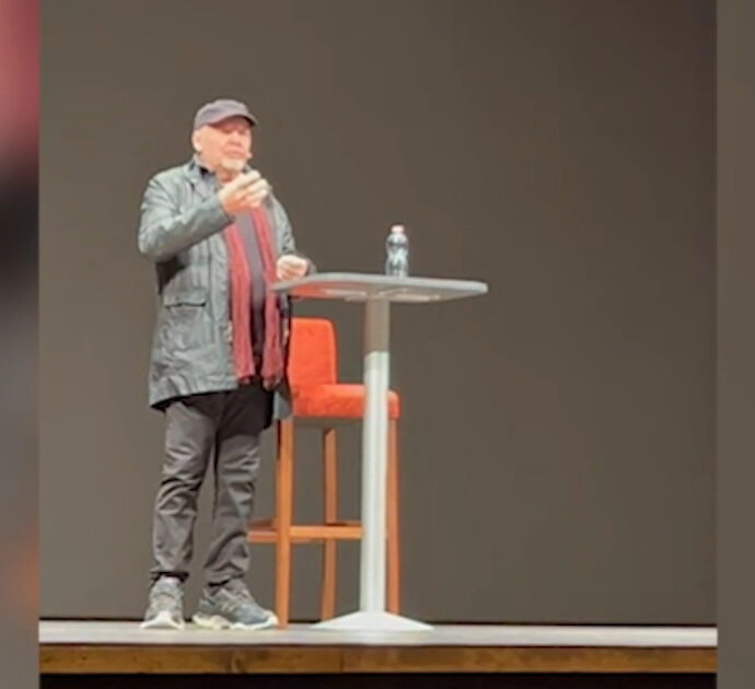 Vasco Rossi presenta il libro d’arte e racconta le sue liriche: “Vi ricordate l’asciugamano bianco di Toffee?”